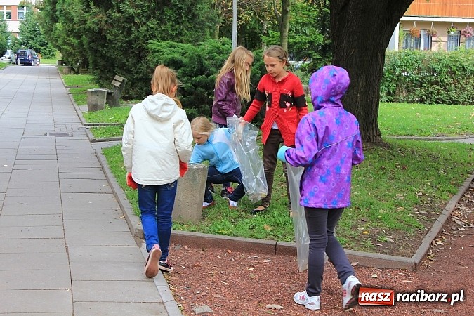 Zdjęcie w galerii na portalu naszraciborz.pl: Uczniowie SP 18 w akcji Sprzątanie Świata wiadomości z regionu