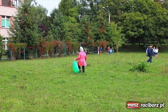Zdjęcie w galerii na portalu naszraciborz.pl: Uczniowie SP 18 w akcji Sprzątanie Świata wiadomości z regionu