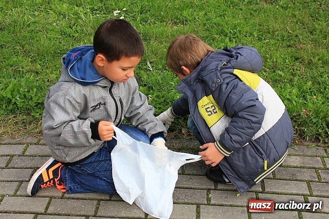 Zdjęcie w galerii na portalu naszraciborz.pl: Uczniowie SP 18 w akcji Sprzątanie Świata wiadomości z regionu