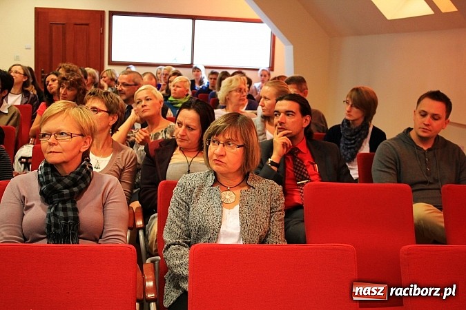 Zdjęcie w galerii na portalu naszraciborz.pl: Pełna sala na wykładzie Colina Rose'a wiadomości z regionu