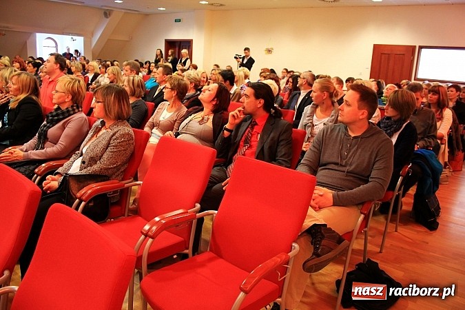 Zdjęcie w galerii na portalu naszraciborz.pl: Pełna sala na wykładzie Colina Rose'a wiadomości z regionu