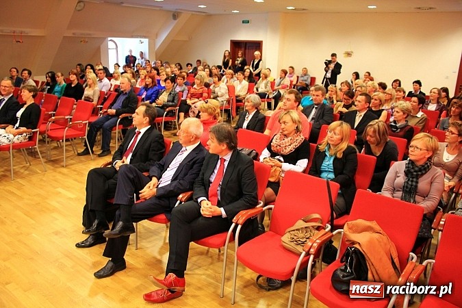 Zdjęcie w galerii na portalu naszraciborz.pl: Pełna sala na wykładzie Colina Rose'a wiadomości z regionu