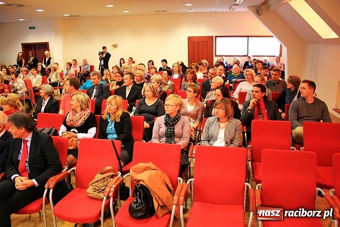 Zdjęcie w galerii na portalu naszraciborz.pl: Pełna sala na wykładzie Colina Rose'a wiadomości z regionu