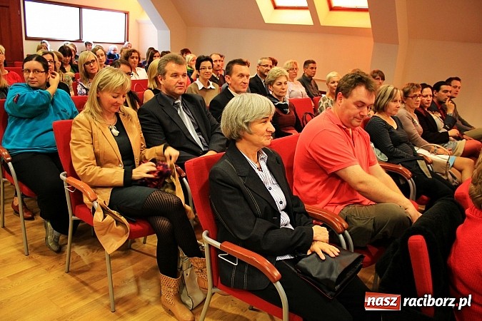 Zdjęcie w galerii na portalu naszraciborz.pl: Pełna sala na wykładzie Colina Rose'a wiadomości z regionu