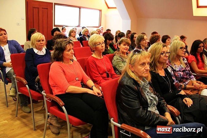 Zdjęcie w galerii na portalu naszraciborz.pl: Pełna sala na wykładzie Colina Rose'a wiadomości z regionu