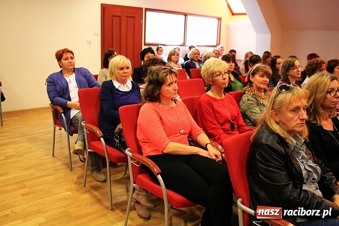 Zdjęcie w galerii na portalu naszraciborz.pl: Pełna sala na wykładzie Colina Rose'a wiadomości z regionu