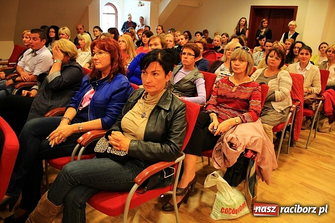 Zdjęcie w galerii na portalu naszraciborz.pl: Pełna sala na wykładzie Colina Rose'a wiadomości z regionu