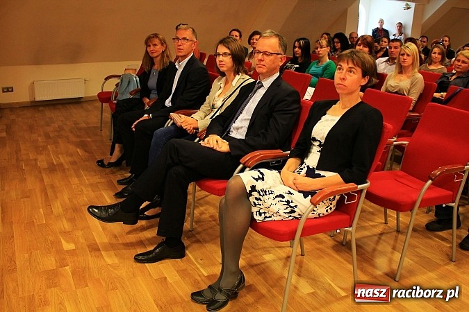 Zdjęcie w galerii na portalu naszraciborz.pl: Pełna sala na wykładzie Colina Rose'a wiadomości z regionu