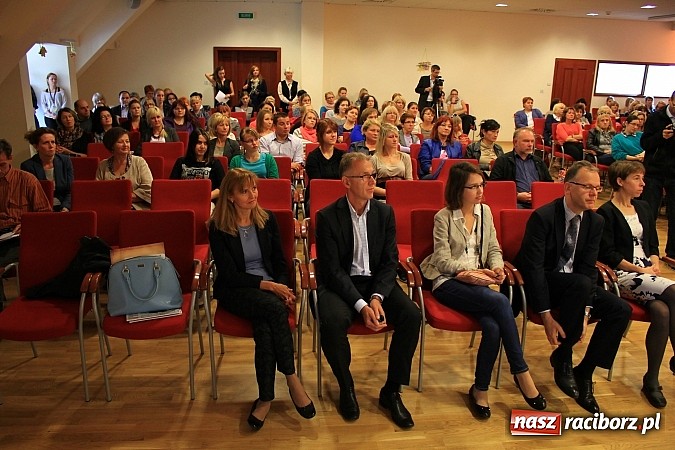 Zdjęcie w galerii na portalu naszraciborz.pl: Pełna sala na wykładzie Colina Rose'a wiadomości z regionu