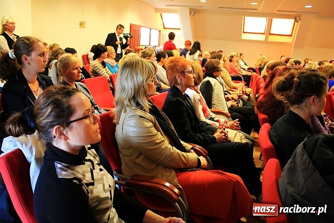 Zdjęcie w galerii na portalu naszraciborz.pl: Pełna sala na wykładzie Colina Rose'a wiadomości z regionu