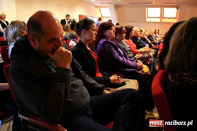 Zdjęcie w galerii na portalu naszraciborz.pl: Pełna sala na wykładzie Colina Rose'a wiadomości z regionu