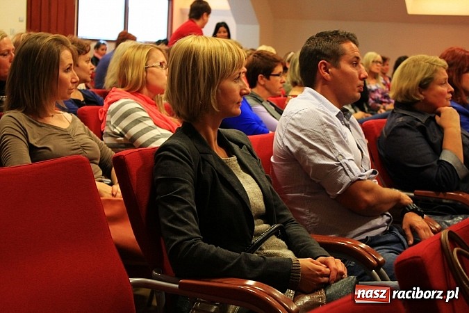 Zdjęcie w galerii na portalu naszraciborz.pl: Pełna sala na wykładzie Colina Rose'a wiadomości z regionu