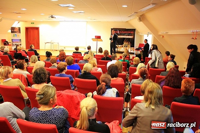 Zdjęcie w galerii na portalu naszraciborz.pl: Pełna sala na wykładzie Colina Rose'a wiadomości z regionu