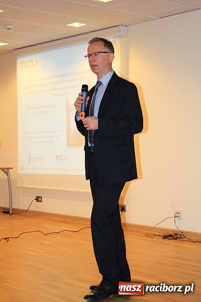 Zdjęcie w galerii na portalu naszraciborz.pl: Pełna sala na wykładzie Colina Rose'a wiadomości z regionu