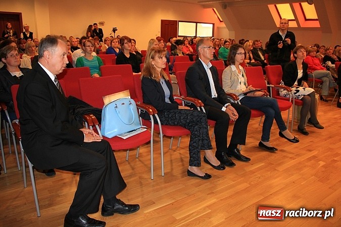 Zdjęcie w galerii na portalu naszraciborz.pl: Pełna sala na wykładzie Colina Rose'a wiadomości z regionu