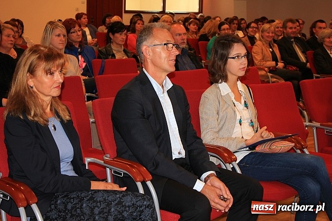 Zdjęcie w galerii na portalu naszraciborz.pl: Pełna sala na wykładzie Colina Rose'a wiadomości z regionu