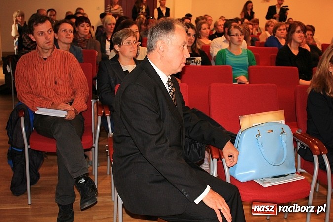 Zdjęcie w galerii na portalu naszraciborz.pl: Pełna sala na wykładzie Colina Rose'a wiadomości z regionu