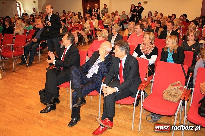 Zdjęcie w galerii na portalu naszraciborz.pl: Pełna sala na wykładzie Colina Rose'a wiadomości z regionu