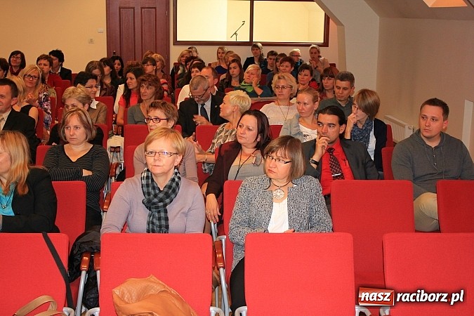 Zdjęcie w galerii na portalu naszraciborz.pl: Pełna sala na wykładzie Colina Rose'a wiadomości z regionu