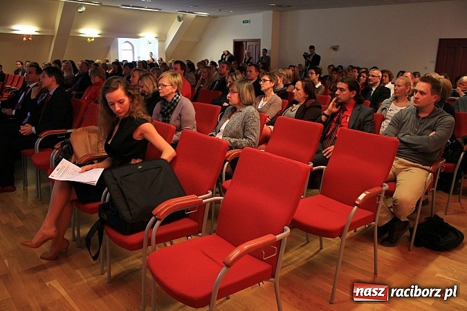 Zdjęcie w galerii na portalu naszraciborz.pl: Pełna sala na wykładzie Colina Rose'a wiadomości z regionu