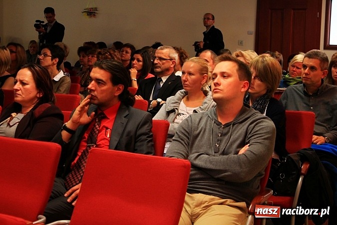 Zdjęcie w galerii na portalu naszraciborz.pl: Pełna sala na wykładzie Colina Rose'a wiadomości z regionu