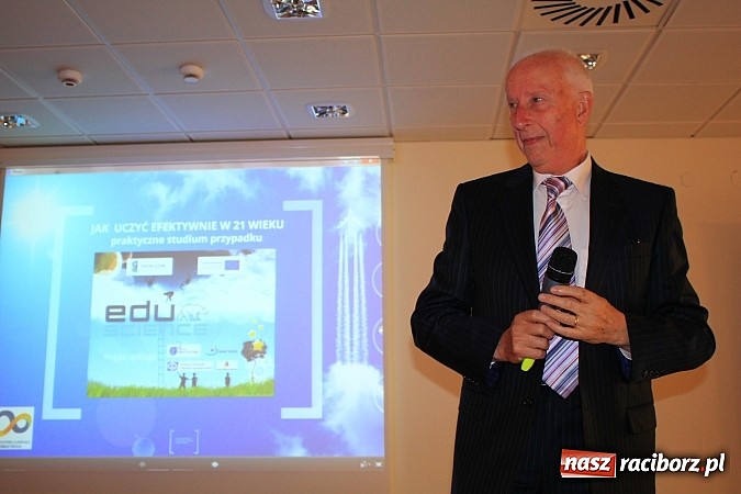 Zdjęcie w galerii na portalu naszraciborz.pl: Pełna sala na wykładzie Colina Rose'a wiadomości z regionu