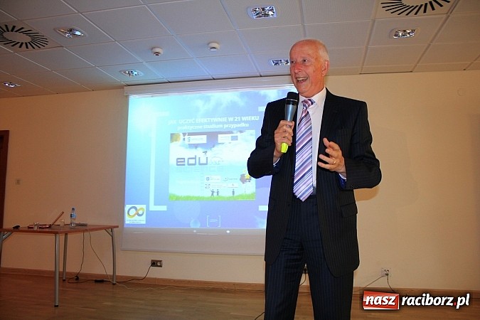 Zdjęcie w galerii na portalu naszraciborz.pl: Pełna sala na wykładzie Colina Rose'a wiadomości z regionu