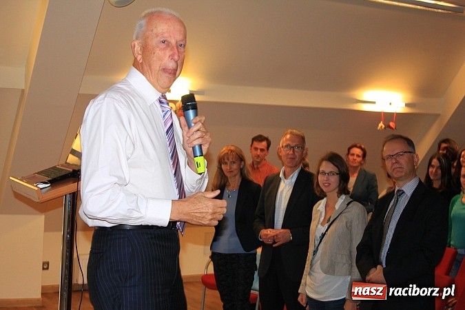 Zdjęcie w galerii na portalu naszraciborz.pl: Pełna sala na wykładzie Colina Rose'a wiadomości z regionu