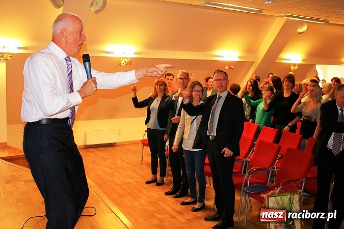 Zdjęcie w galerii na portalu naszraciborz.pl: Pełna sala na wykładzie Colina Rose'a wiadomości z regionu