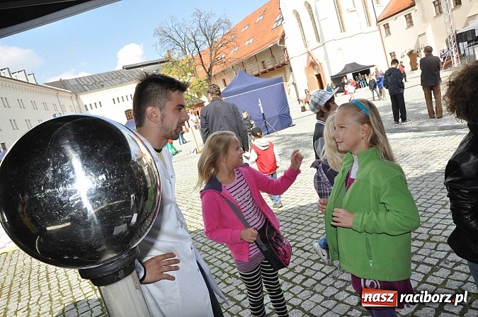 Zdjęcie w galerii na portalu naszraciborz.pl: Dziedziniec zamku zamienił się w wielkie naukowe laboratorium wiadomości z regionu