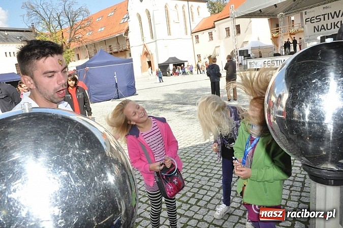 Zdjęcie w galerii na portalu naszraciborz.pl: Dziedziniec zamku zamienił się w wielkie naukowe laboratorium wiadomości z regionu