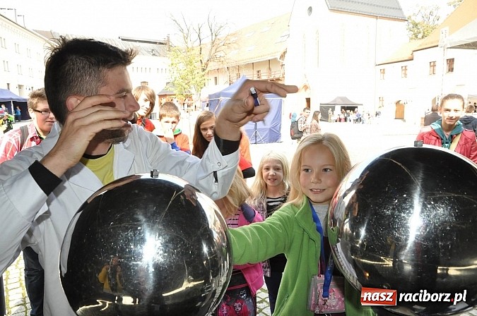 Zdjęcie w galerii na portalu naszraciborz.pl: Dziedziniec zamku zamienił się w wielkie naukowe laboratorium wiadomości z regionu