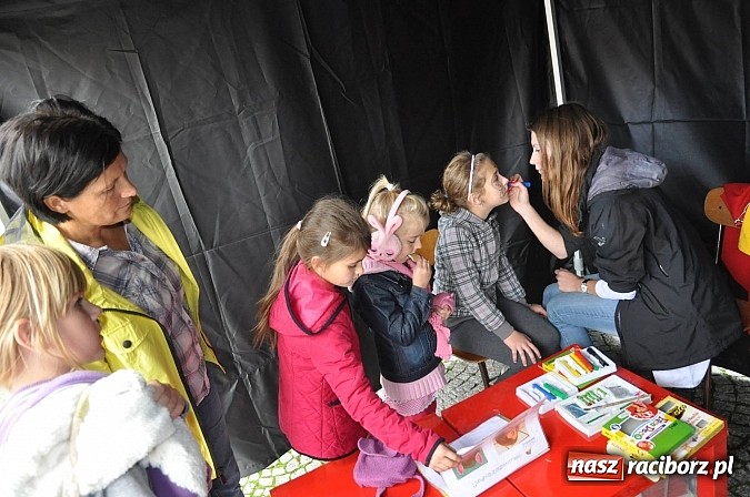 Zdjęcie w galerii na portalu naszraciborz.pl: Dziedziniec zamku zamienił się w wielkie naukowe laboratorium wiadomości z regionu