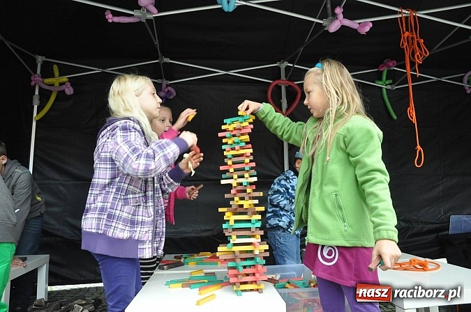 Zdjęcie w galerii na portalu naszraciborz.pl: Dziedziniec zamku zamienił się w wielkie naukowe laboratorium wiadomości z regionu