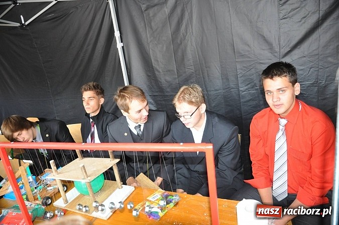 Zdjęcie w galerii na portalu naszraciborz.pl: Dziedziniec zamku zamienił się w wielkie naukowe laboratorium wiadomości z regionu