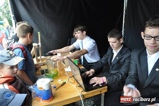 Zdjęcie w galerii na portalu naszraciborz.pl: Dziedziniec zamku zamienił się w wielkie naukowe laboratorium wiadomości z regionu