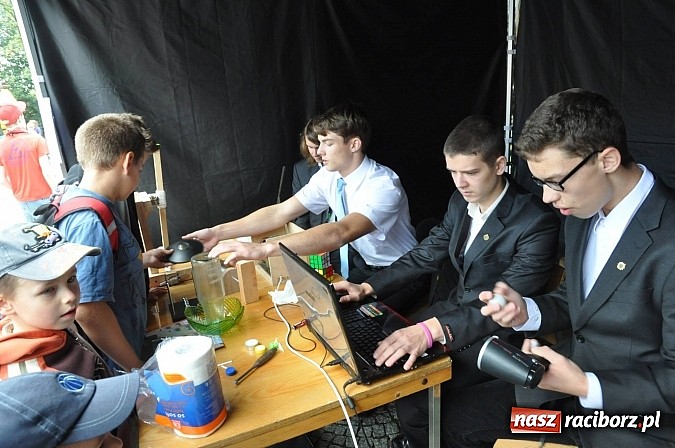 Zdjęcie w galerii na portalu naszraciborz.pl: Dziedziniec zamku zamienił się w wielkie naukowe laboratorium wiadomości z regionu