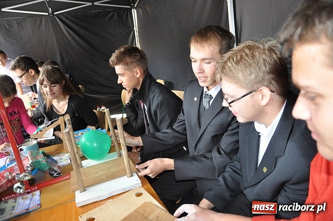 Zdjęcie w galerii na portalu naszraciborz.pl: Dziedziniec zamku zamienił się w wielkie naukowe laboratorium wiadomości z regionu