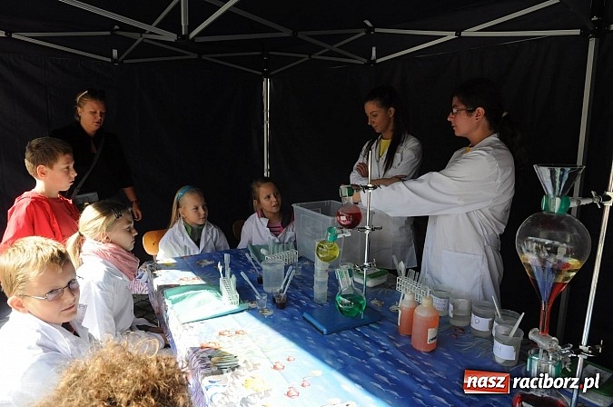 Zdjęcie w galerii na portalu naszraciborz.pl: Dziedziniec zamku zamienił się w wielkie naukowe laboratorium wiadomości z regionu