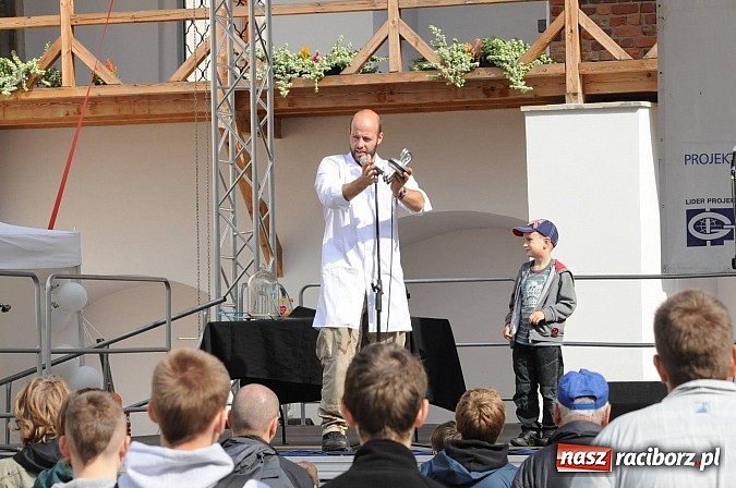 Zdjęcie w galerii na portalu naszraciborz.pl: Dziedziniec zamku zamienił się w wielkie naukowe laboratorium wiadomości z regionu