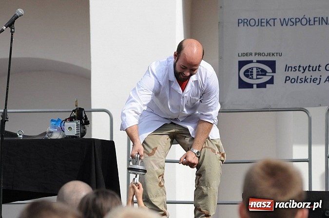 Zdjęcie w galerii na portalu naszraciborz.pl: Dziedziniec zamku zamienił się w wielkie naukowe laboratorium wiadomości z regionu