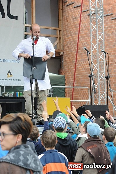 Zdjęcie w galerii na portalu naszraciborz.pl: Dziedziniec zamku zamienił się w wielkie naukowe laboratorium wiadomości z regionu