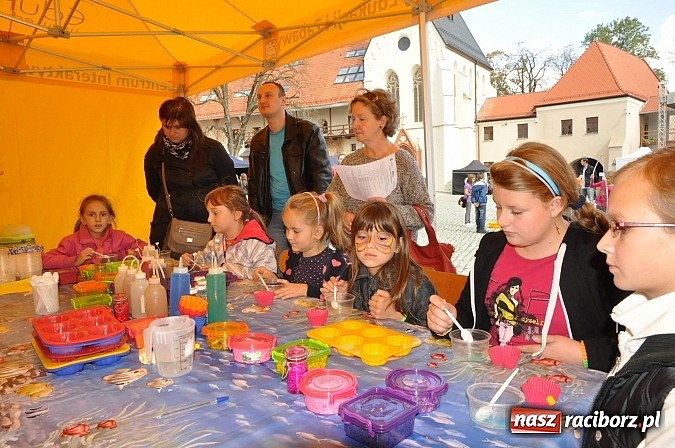 Zdjęcie w galerii na portalu naszraciborz.pl: Dziedziniec zamku zamienił się w wielkie naukowe laboratorium wiadomości z regionu