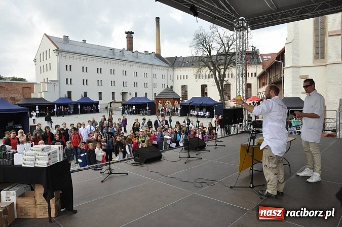 Zdjęcie w galerii na portalu naszraciborz.pl: Dziedziniec zamku zamienił się w wielkie naukowe laboratorium wiadomości z regionu