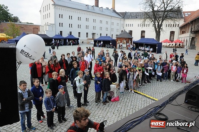 Zdjęcie w galerii na portalu naszraciborz.pl: Dziedziniec zamku zamienił się w wielkie naukowe laboratorium wiadomości z regionu