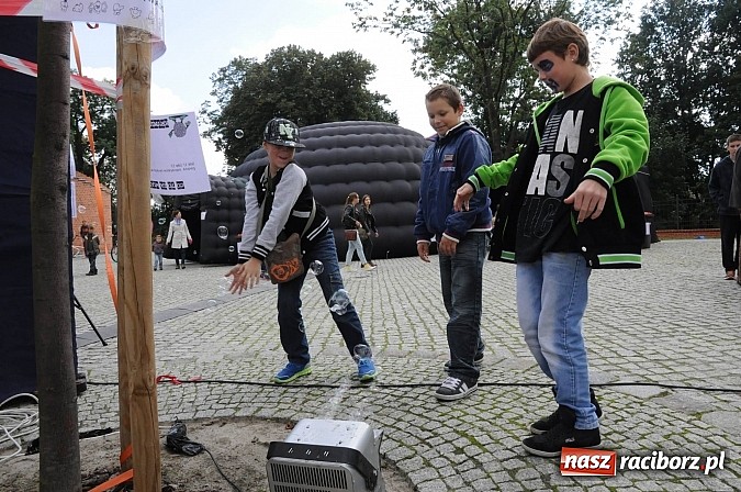Zdjęcie w galerii na portalu naszraciborz.pl: Dziedziniec zamku zamienił się w wielkie naukowe laboratorium wiadomości z regionu