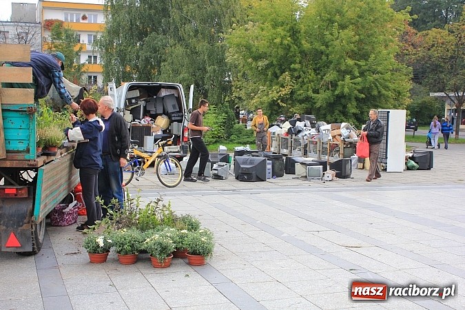 Zdjęcie w galerii na portalu naszraciborz.pl: Za zużyty sprzęt otrzymali sadzonki i świetlówki wiadomości z regionu