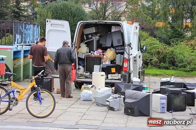 Zdjęcie w galerii na portalu naszraciborz.pl: Za zużyty sprzęt otrzymali sadzonki i świetlówki wiadomości z regionu