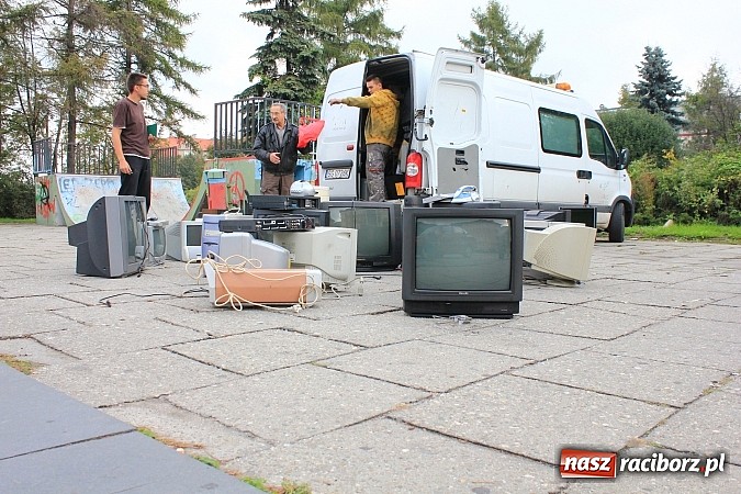 Zdjęcie w galerii na portalu naszraciborz.pl: Za zużyty sprzęt otrzymali sadzonki i świetlówki wiadomości z regionu