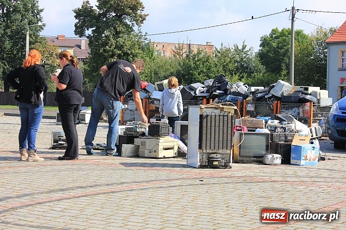 Zdjęcie w galerii na portalu naszraciborz.pl: Za zużyty sprzęt otrzymali sadzonki i świetlówki wiadomości z regionu